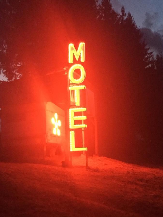 Piekalne Hotel Kalniesi Bagian luar foto