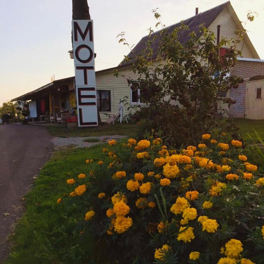 Piekalne Hotel Kalniesi Bagian luar foto