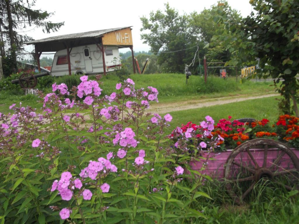 Piekalne Hotel Kalniesi Bagian luar foto